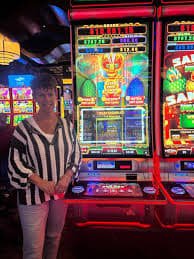 Người dùng Việt Nam đang chơi slot online trên điện thoại tại tt888