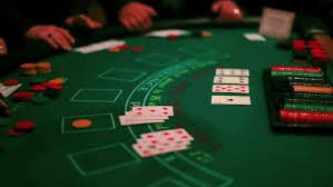 Bàn baccarat live tại tt888 với dealer phát trực tiếp trên mobile